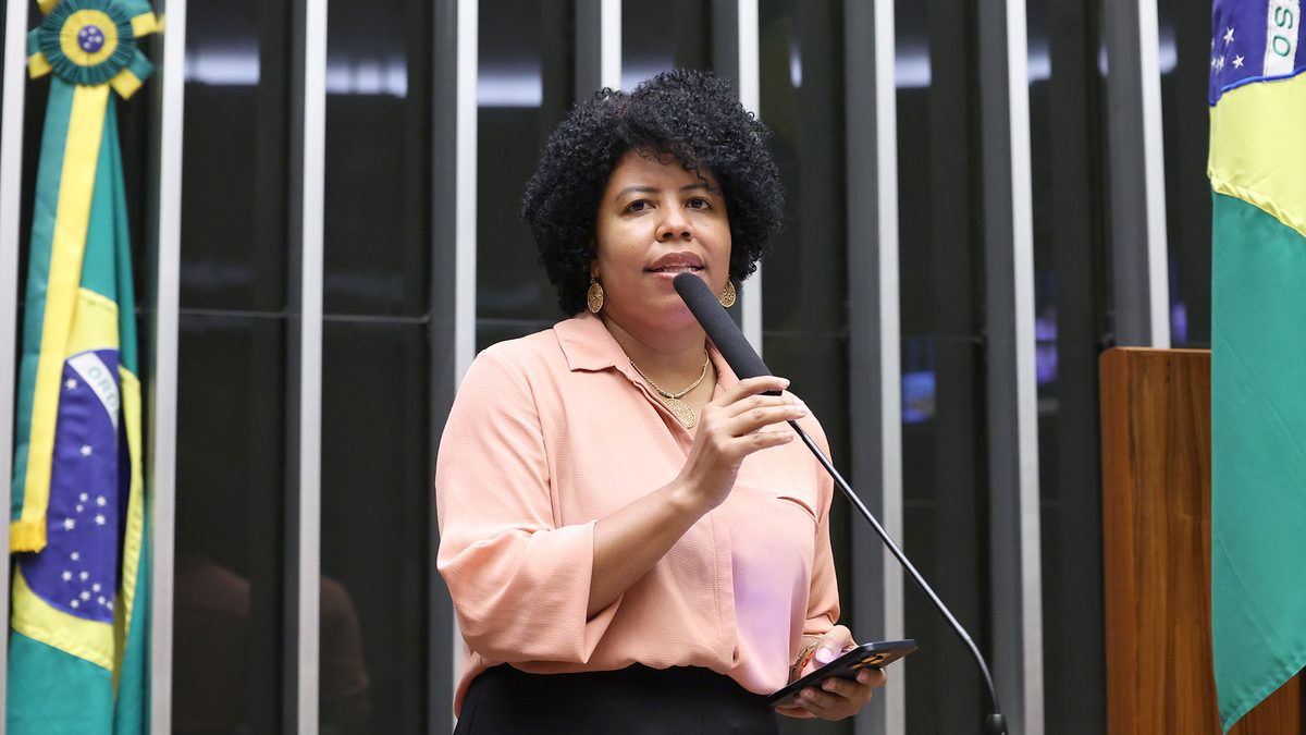 Deputada Jack Rocha, coordenadora-geral da Bancada Feminina, discursa na tribuna do plenário da Câmara.